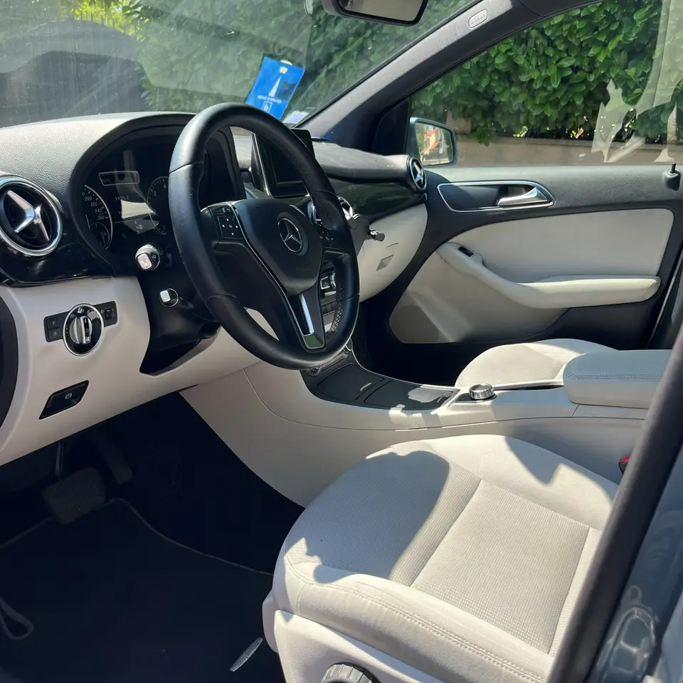 Après — Avant-après du nettoyage de l’habitacle clair d’une Mercedes